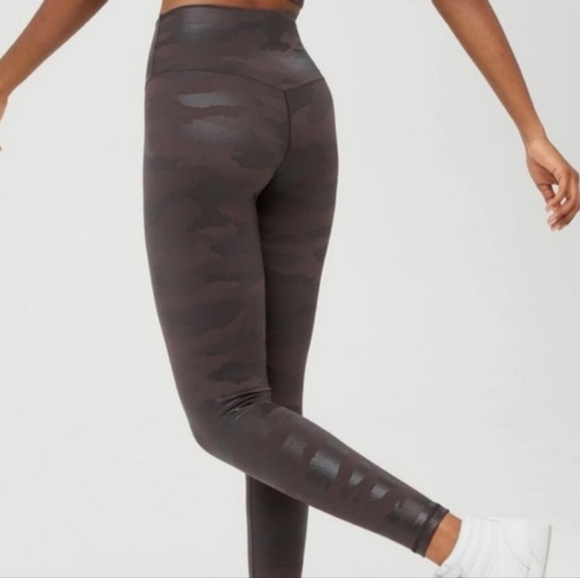 AERIE OFFLINE "REAL ME" CAMO LEGGINGS - Picture 2 of 6